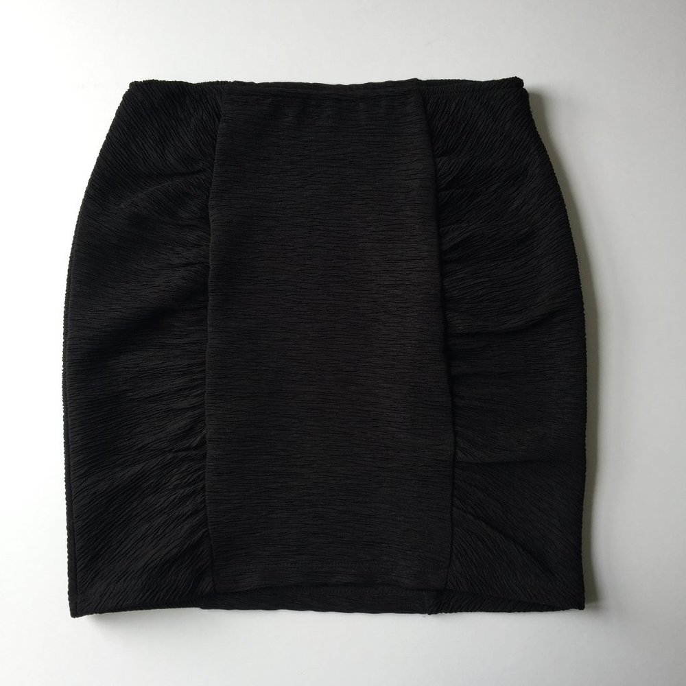 SOLD❗️H&M Ruched Black Textured Mini Skirt XS